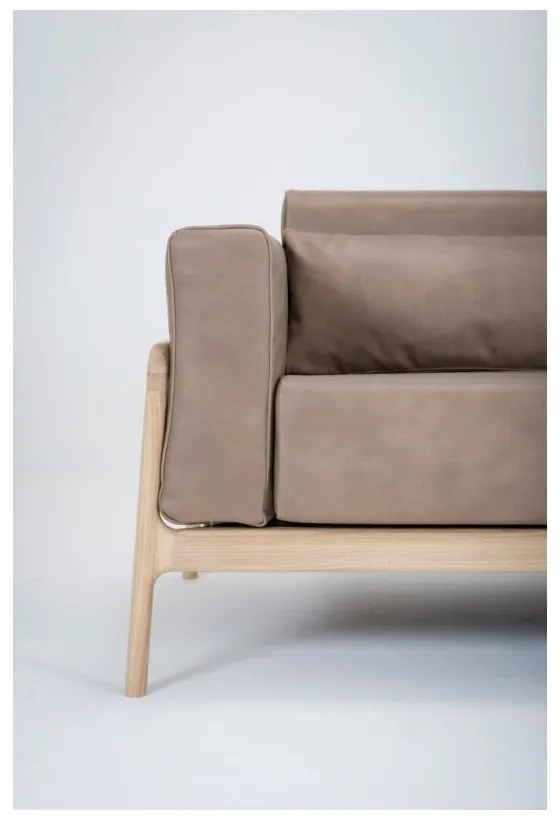 Canapea din piele bovină cu structură din lemn masiv de stejar Gazzda Fawn, maro deschis