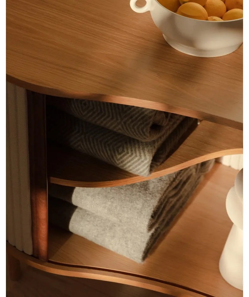 Comodă bej/în culoare naturală joasă cu aspect de lemn de stejar cu ușă glisantă 100x67 cm Audacious – UMAGE