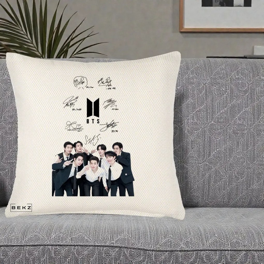 Perna Personalizata K-pop BTS Autografe Toti Membrii cu Fotografie, 40x40 cm, Crem Reliefat, Husa Detasabila, Perna Inclusa, BEKZ®