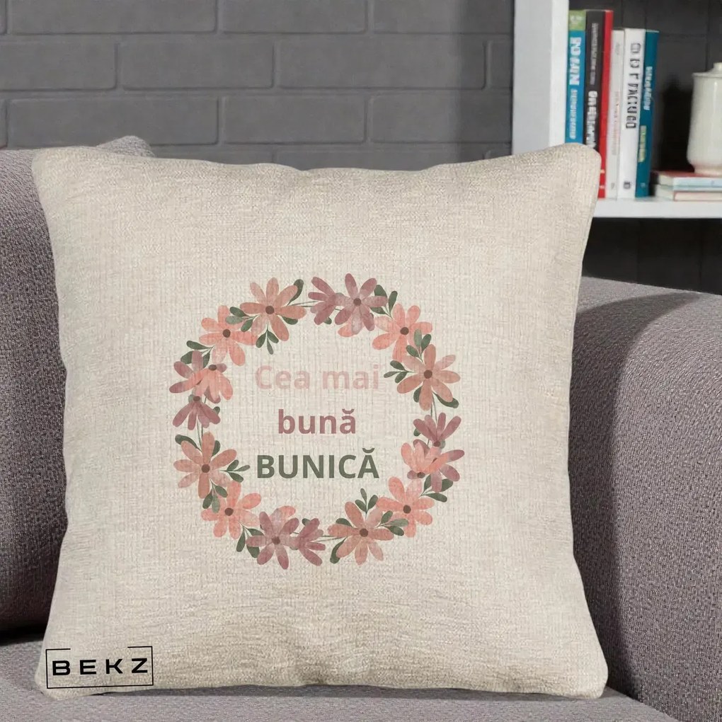 Cadou pentru Bunica - Perna Personalizata Cea Mai Buna Bunica Coronita Flori Roz, 40x40 cm, Bej Canapea, Husa Detasabila, Perna Inclusa, BEKZ®