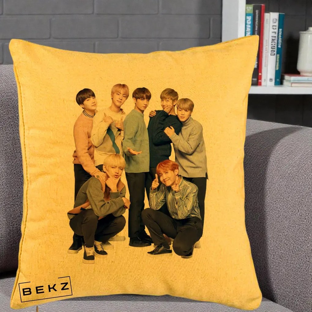 Perna Personalizata K-pop BTS Foto Grup In Picioare Tricoturi, 40x40 cm, Galben, Husa Detasabila, Perna Inclusa, BEKZ®
