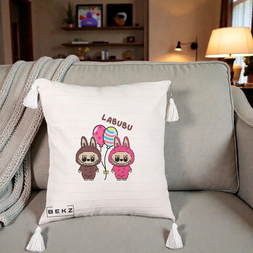 Perna Personalizata Labubu Cuplu cu Baloane, 40x40 cm, Bej cu Franjuri, Husa Detasabila, Perna Inclusa, BEKZ®