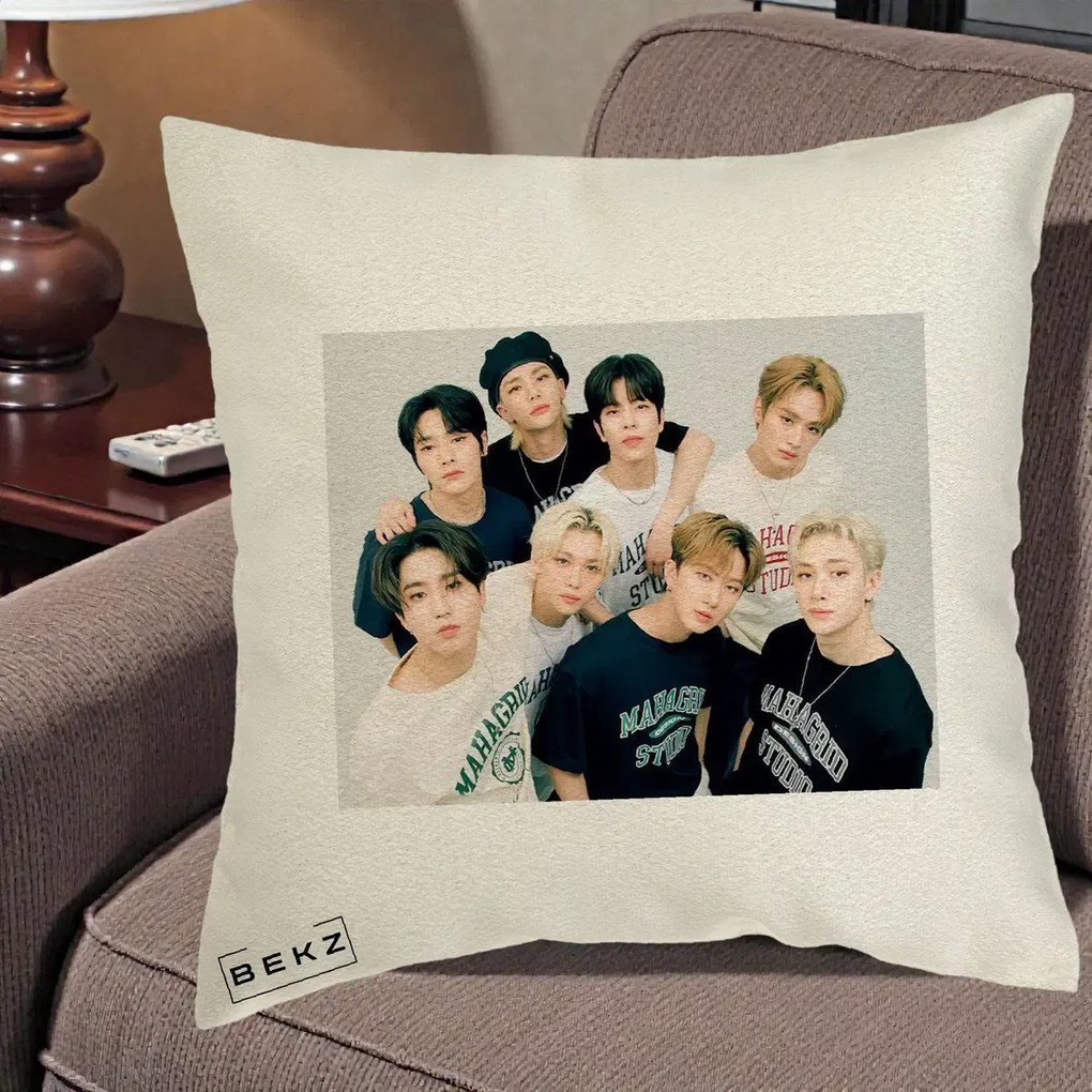Perna Personalizata K-pop Stray Kids Foto Grup Text, 40x40 cm, Ecru, Husa Detasabila, Perna Inclusa, BEKZ®