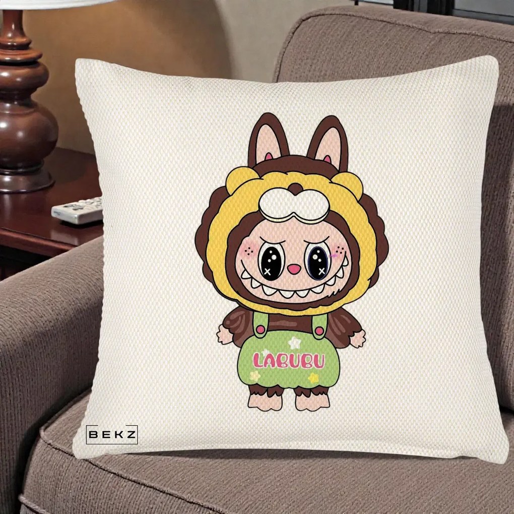 Perna Personalizata Labubu Leu Galben cu Salopeta, 40x40 cm, Crem Reliefat, Husa Detasabila, Perna Inclusa, BEKZ®