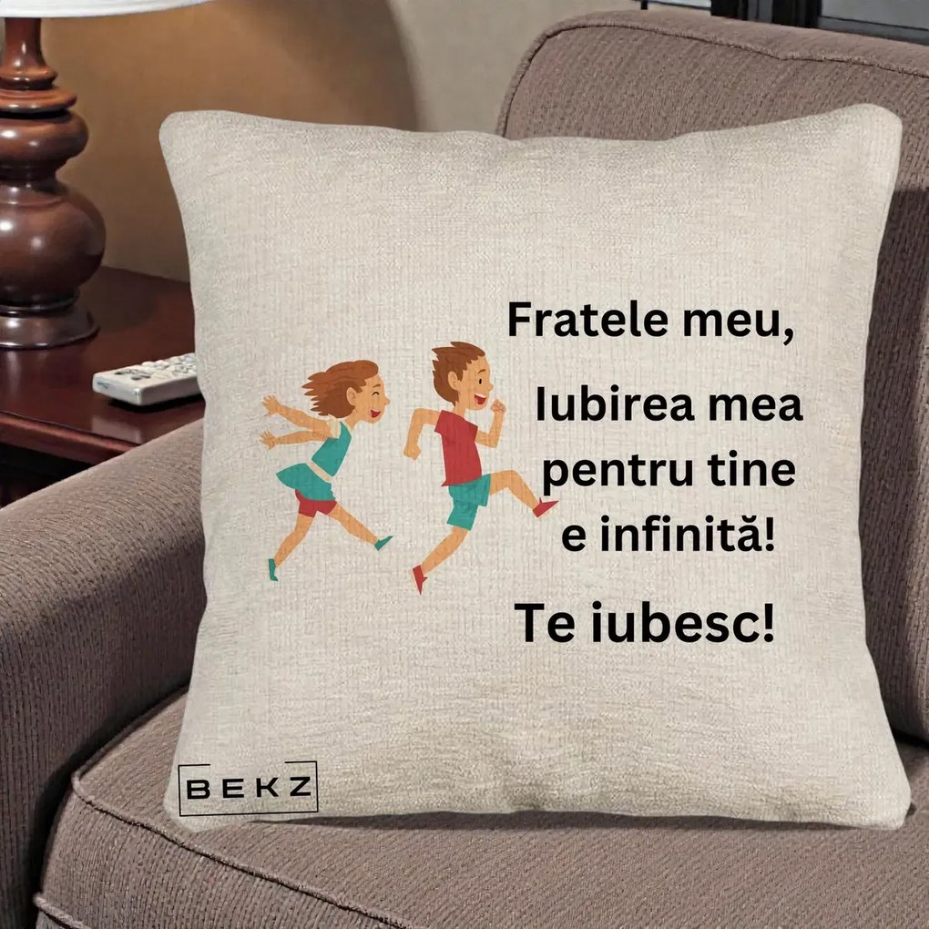 Cadou pentru Frate - Perna Personalizata Fratele Meu Te Iubesc Copii Alergand Colorat, 40x40 cm, Bej Canapea, Husa Detasabila, Perna Inclusa, BEKZ®