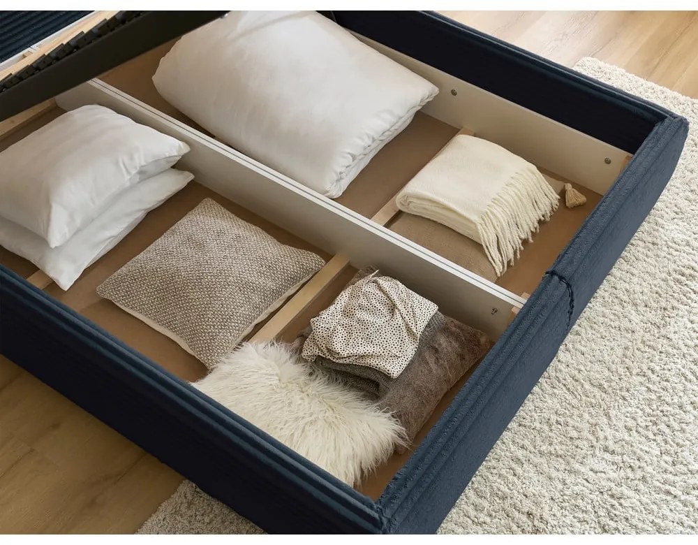 Pat matrimonial albastru închis tapițat cu spațiu de depozitare cu somieră 180x200 cm Jade – Bobochic Paris