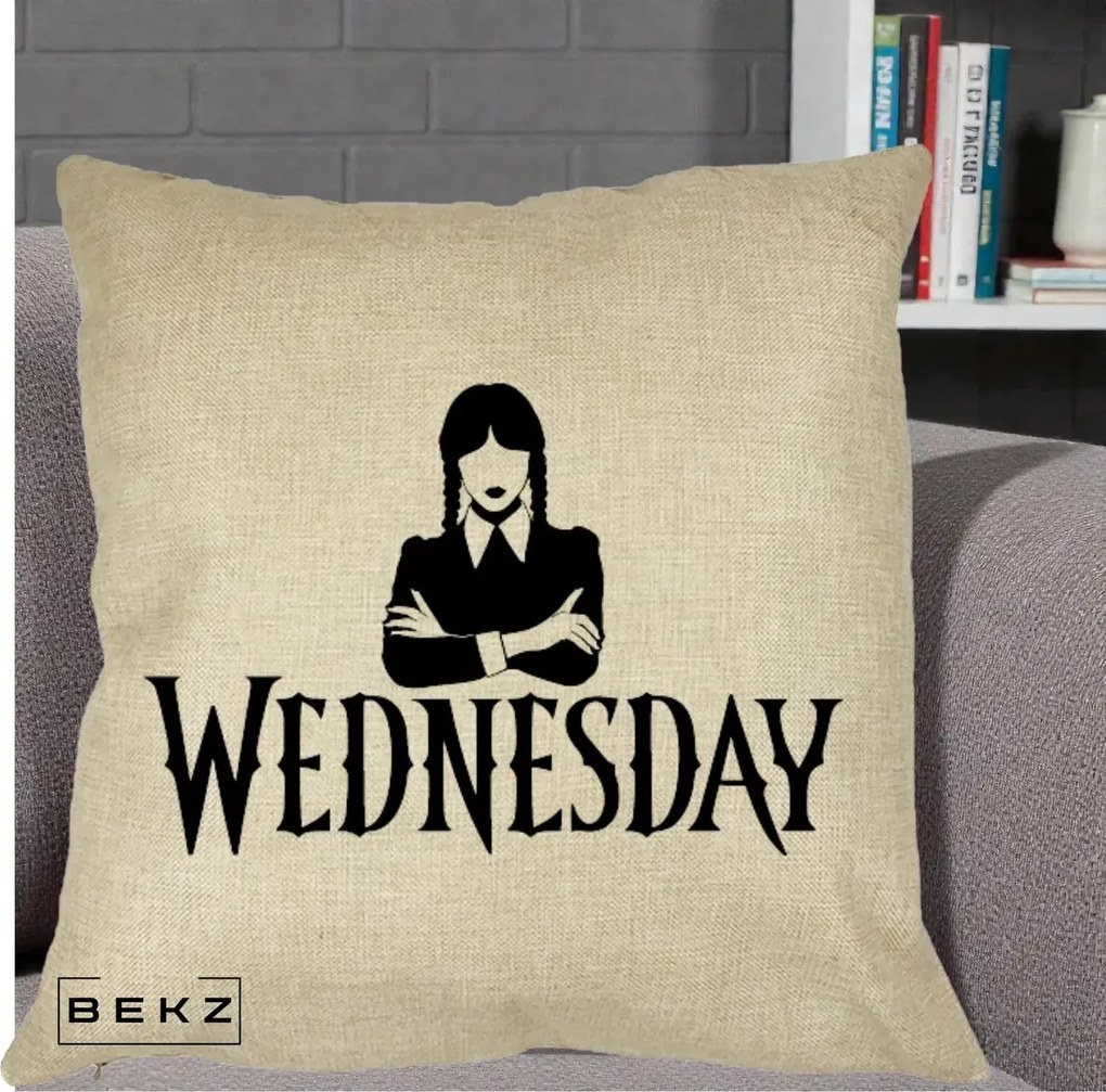 Perna Personalizata Wednesday Addams cu Brate Incrucisate, 40x40 cm, Crem, Husa Detasabila, Perna Inclusa, BEKZ®