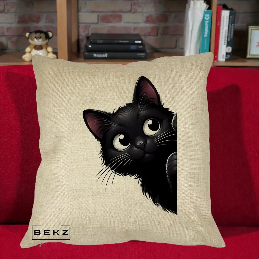 Perna Decorativa Pisica Neagra Dragalasa Curioasa, 40x40 cm, Crem, Husa Detasabila, Perna Inclusa, BEKZ®