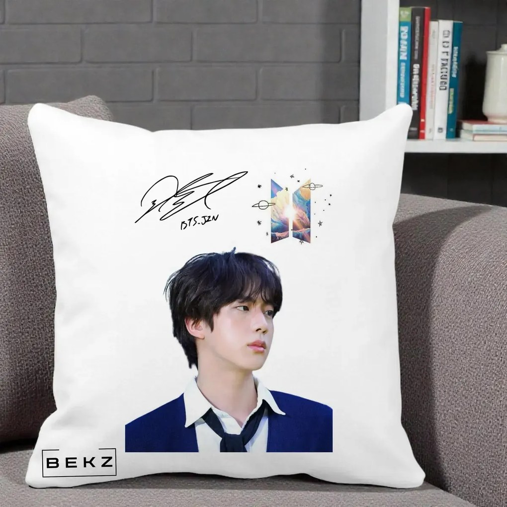 Perna Personalizata K-pop BTS Jin Portret Tinuta Albastra Autograf, 40x40 cm, Alba Mata, Husa Detasabila, Perna Inclusa, BEKZ®