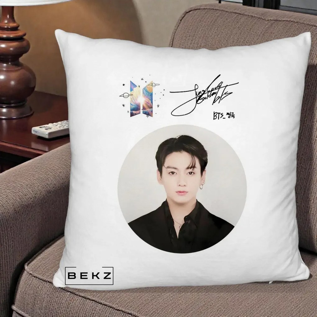 Perna Personalizata K-pop BTS Jungkook Portret cu Autograf, 40x40 cm, Alb Pufos, Husa Detasabila, Perna Inclusa, BEKZ®