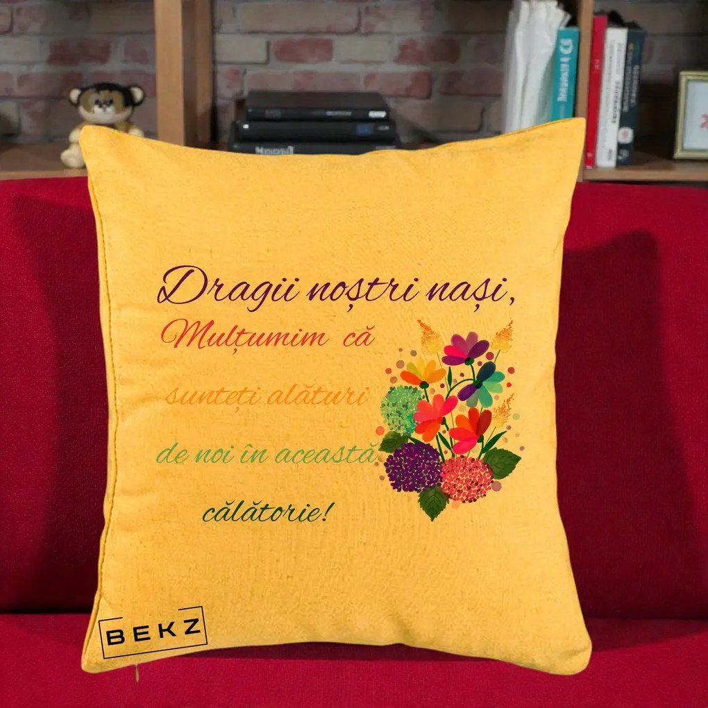 Perna personalizata nasi: Dragii nostri nasi, multumim, text colorat, 40x40 cm cu Umplutura, Galben, BEKZ