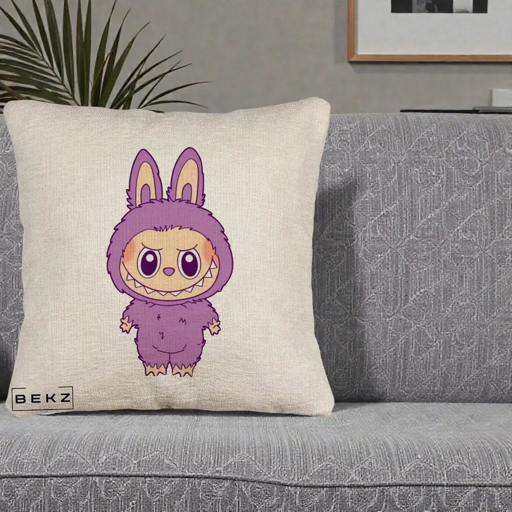 Perna Personalizata Labubu Violet Solo, 40x40 cm, Bej Canapea, Husa Detasabila, Perna Inclusa, BEKZ®