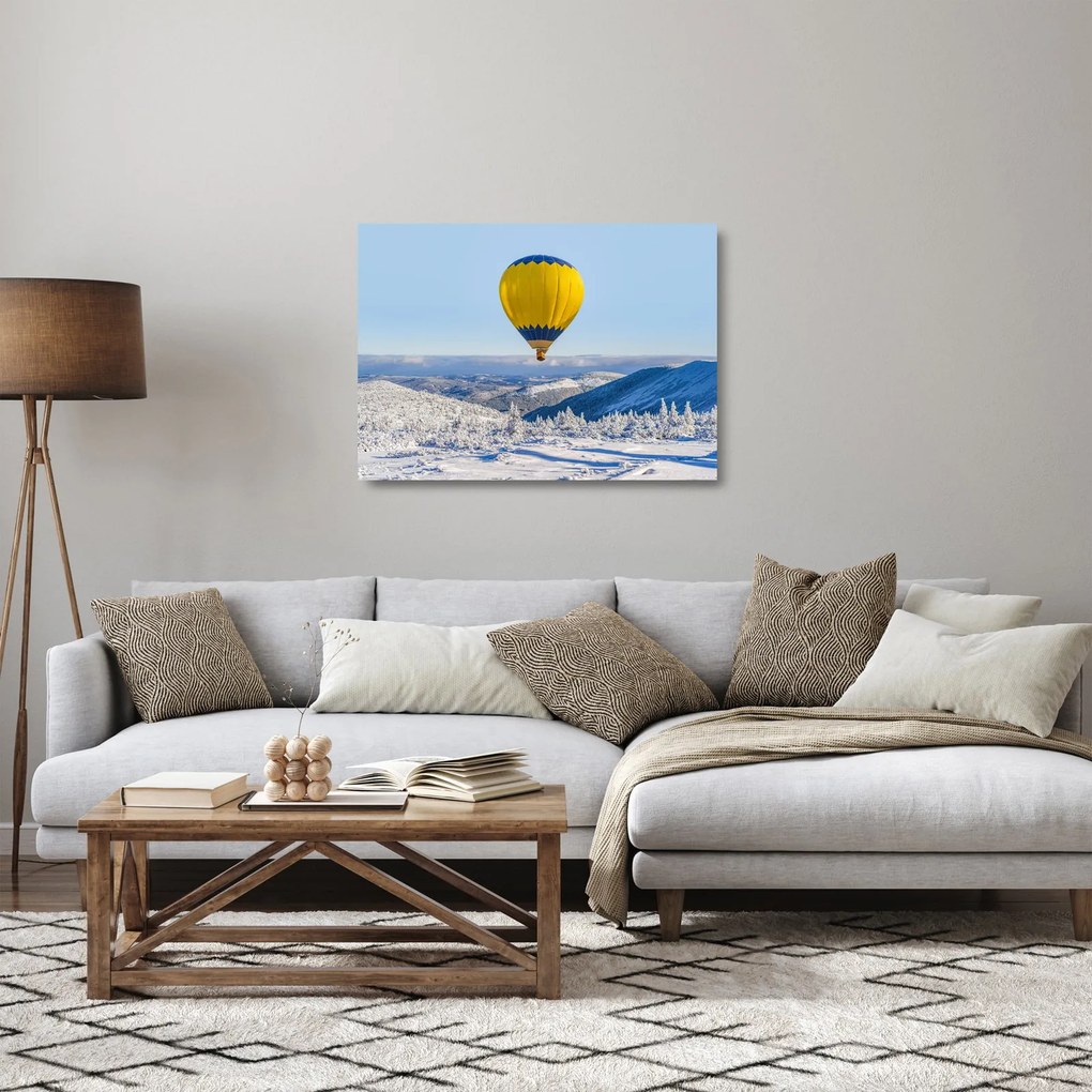 Tablou pe sticlă - Zbor peste peisaj de iarnă (70x50 cm)