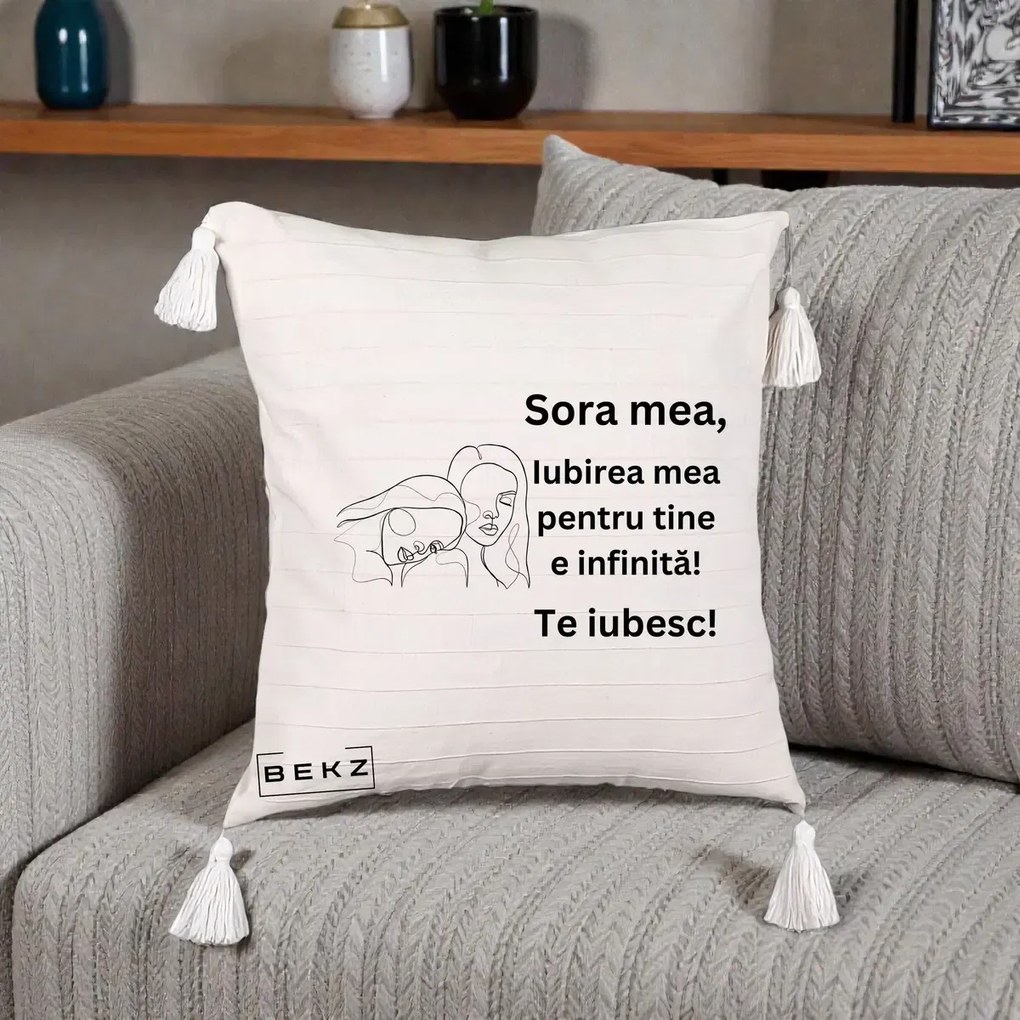 Cadou pentru Sora - Perna Personalizata Sora Mea Te Iubesc Line Art Portrete Fata in Fata, 40x40 cm, Bej cu Franjuri, Husa Detasabila, Perna Inclusa, BEKZ®