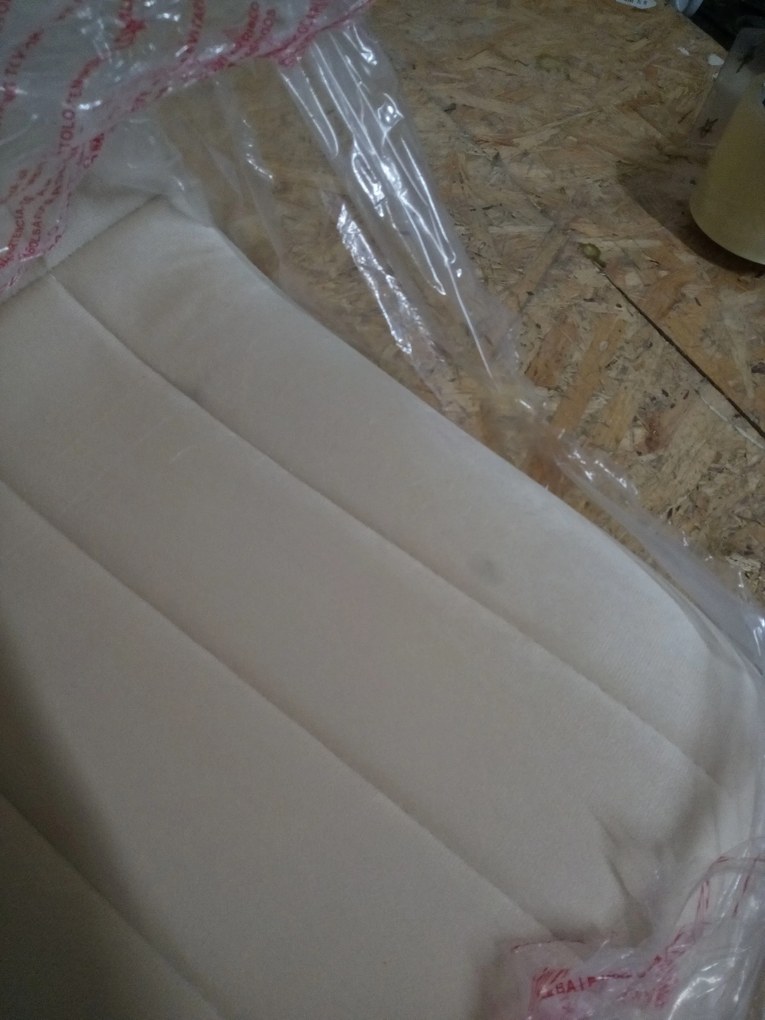 OFERTA Scaun de catifea beige LAVA cu picioare negre II. calitate