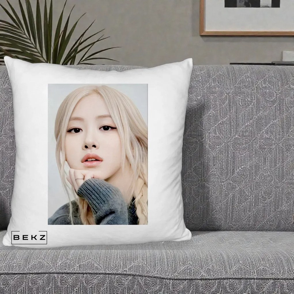 Perna Personalizata K-pop BLACKPINK Rose cu Jucarie de Plus, 40x40 cm, Alb Pufos, Husa Detasabila, Perna Inclusa, BEKZ®