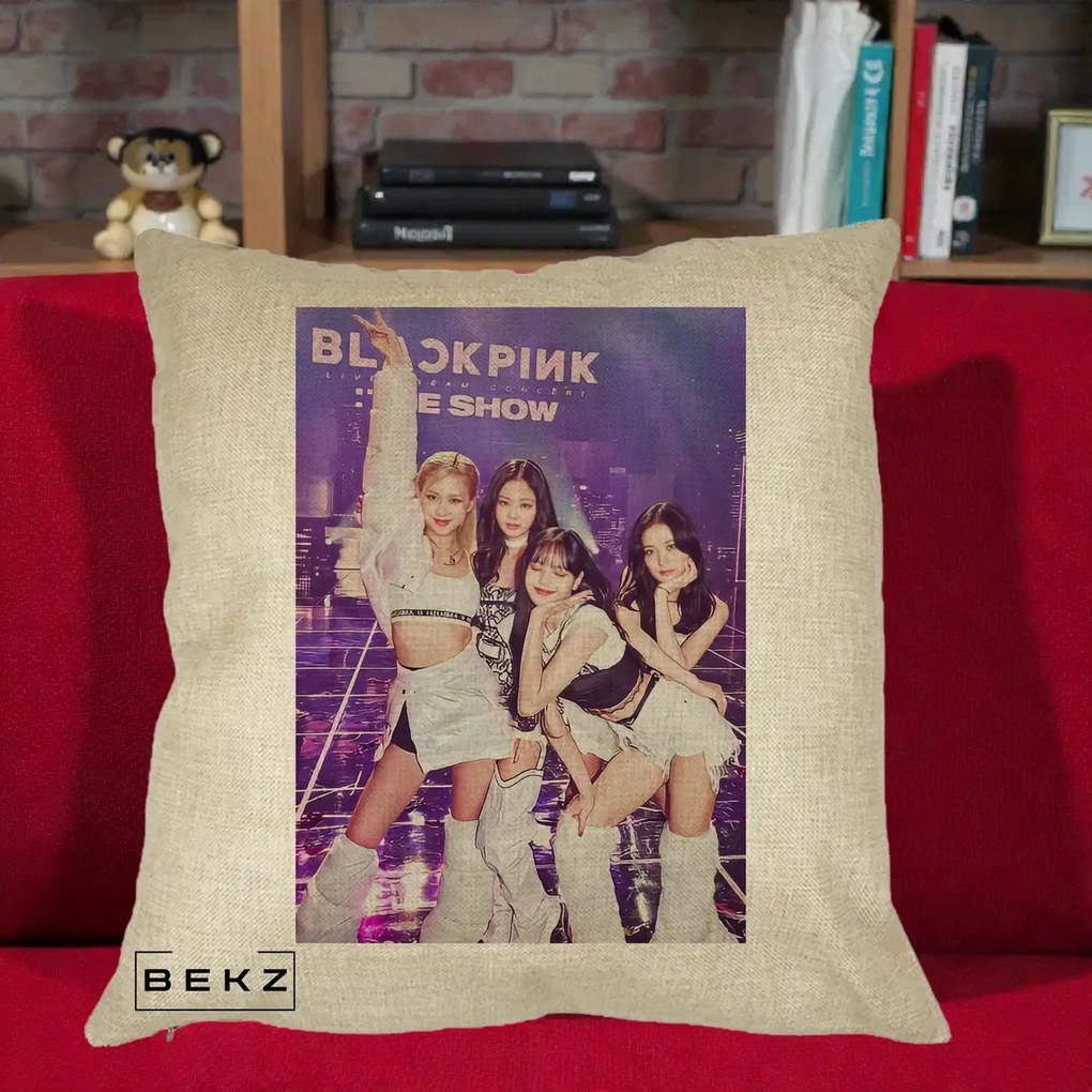 Perna Personalizata K-pop BLACKPINK The Show Concert cu 4 Membre pe Scena, 40x40 cm, Crem, Husa Detasabila, Perna Inclusa, BEKZ®