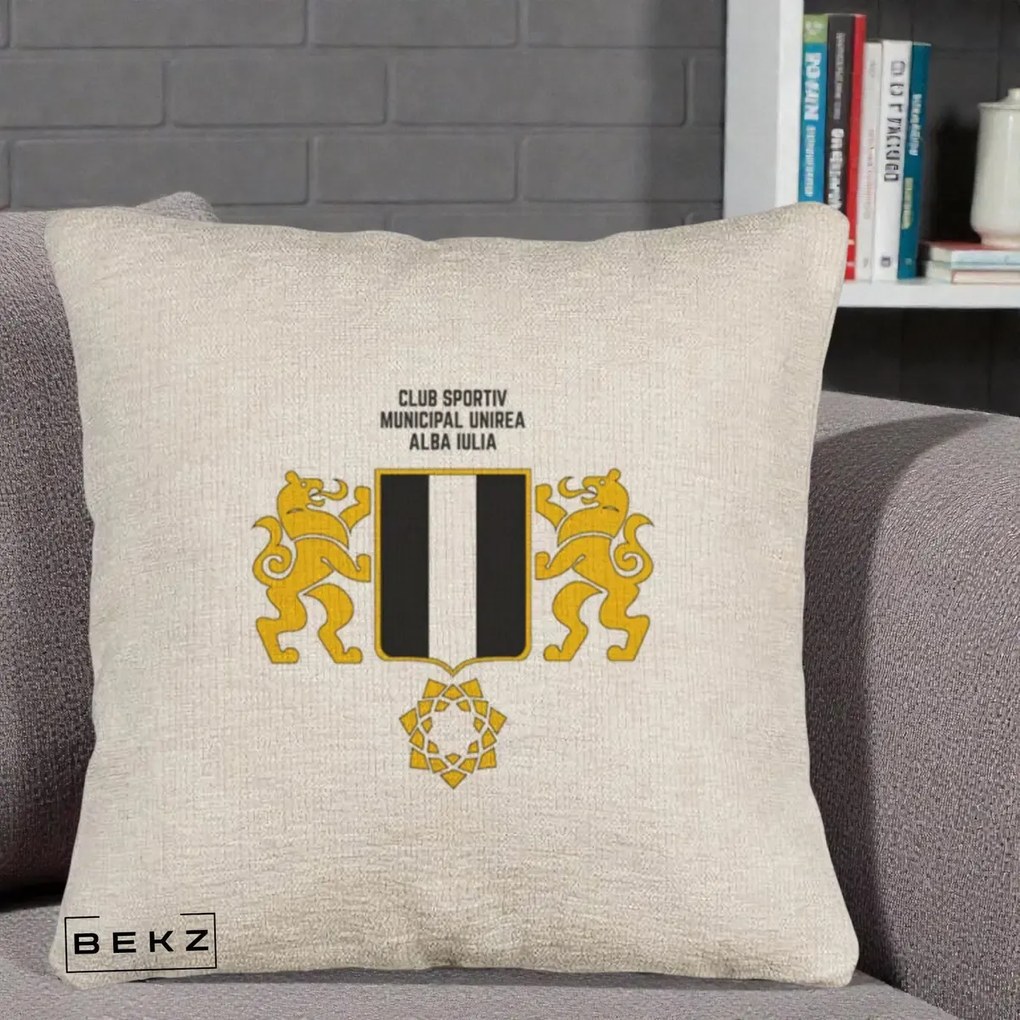 Perna Personalizata CSM Unirea Alba Iulia Fotbal, 40x40 cm, Bej Canapea, Husa Detasabila, Perna Inclusa, BEKZ®