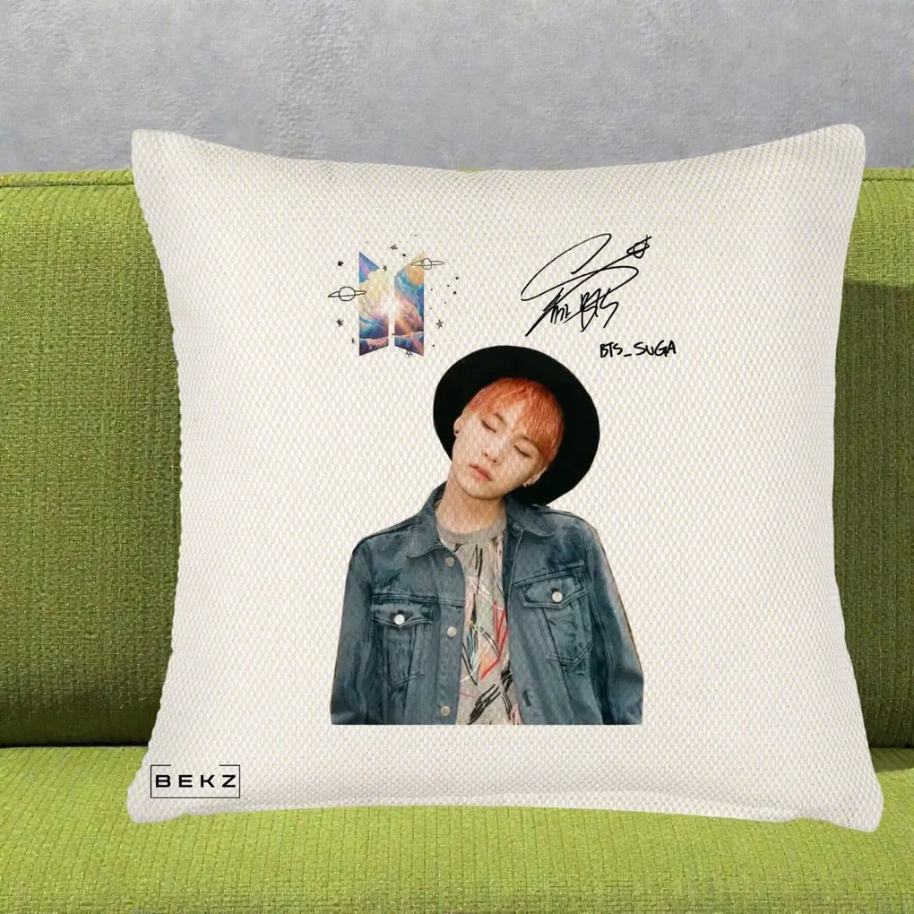 Perna Personalizata K-pop BTS Suga par Portocaliu Palarie Autograf, 40x40 cm, Crem Reliefat, Husa Detasabila, Perna Inclusa, BEKZ®