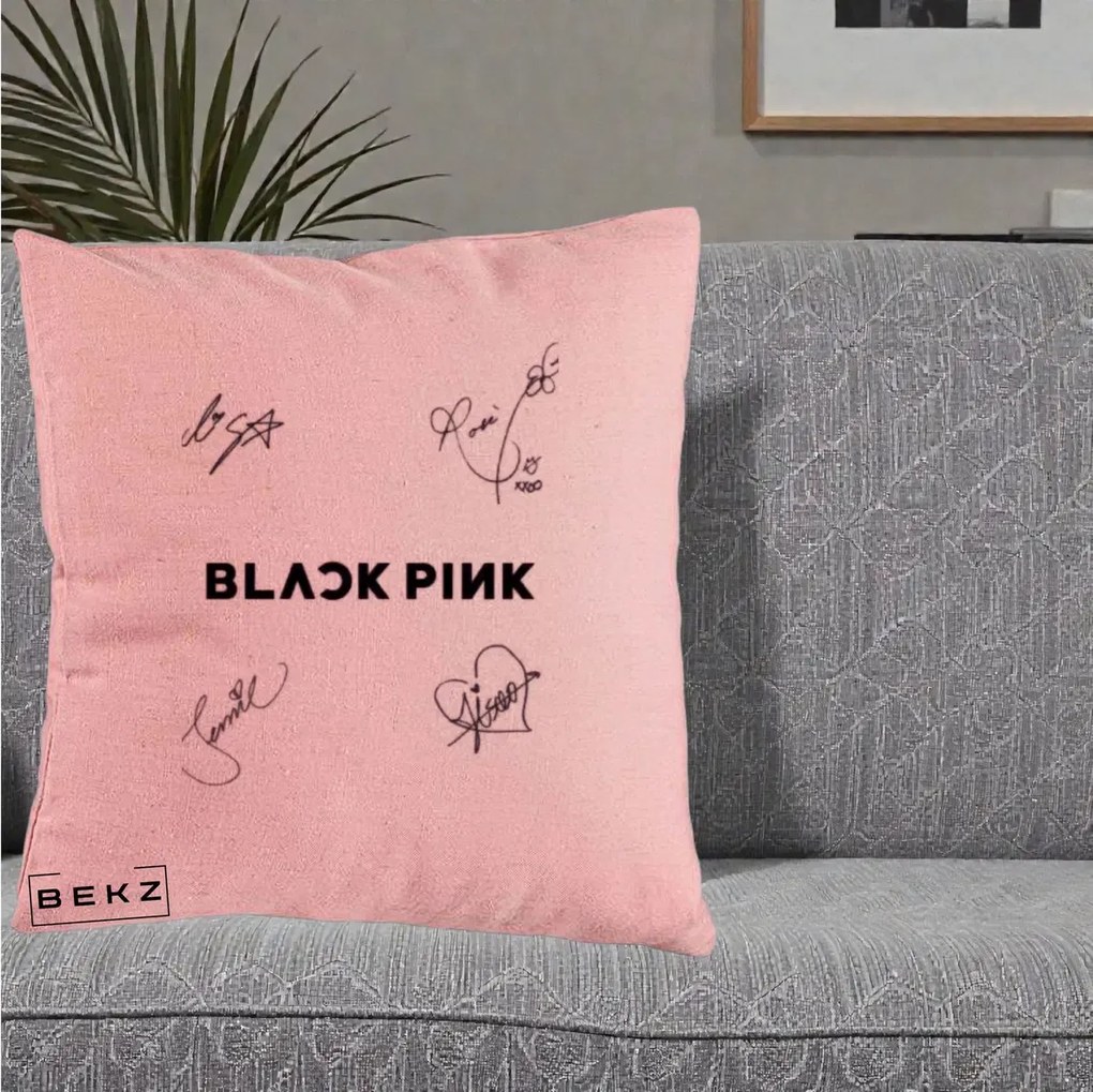 Perna Personalizata K-pop BLACKPINK Tinute Negre Grup Simplu, 40x40 cm, Roz, Husa Detasabila, Perna Inclusa, BEKZ®