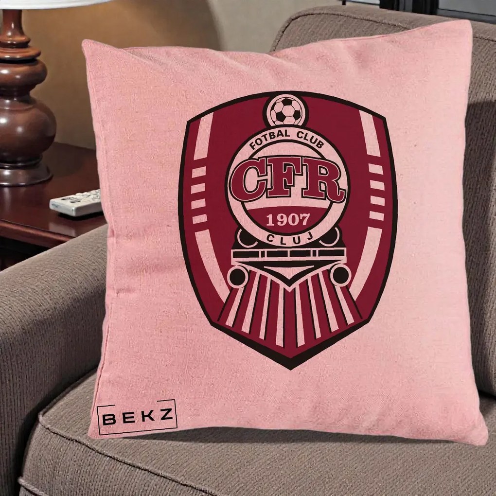 Perna Personalizata CFR Cluj Fotbal Club 1907, 40x40 cm, Roz, Husa Detasabila, Perna Inclusa, BEKZ®