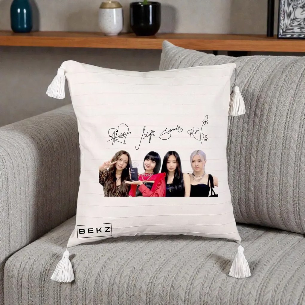 Perna Personalizata K-pop BLACKPINK Semnaturi, 40x40 cm, Bej cu Franjuri, Husa Detasabila, Perna Inclusa, BEKZ®