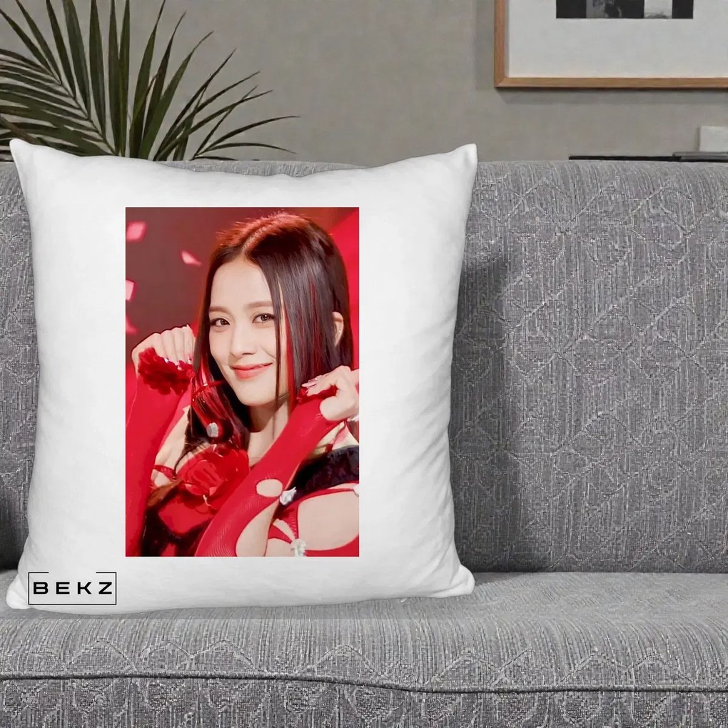 Perna Personalizata K-pop BLACKPINK Jisoo Rosu, 40x40 cm, Alb Pufos, Husa Detasabila, Perna Inclusa, BEKZ®