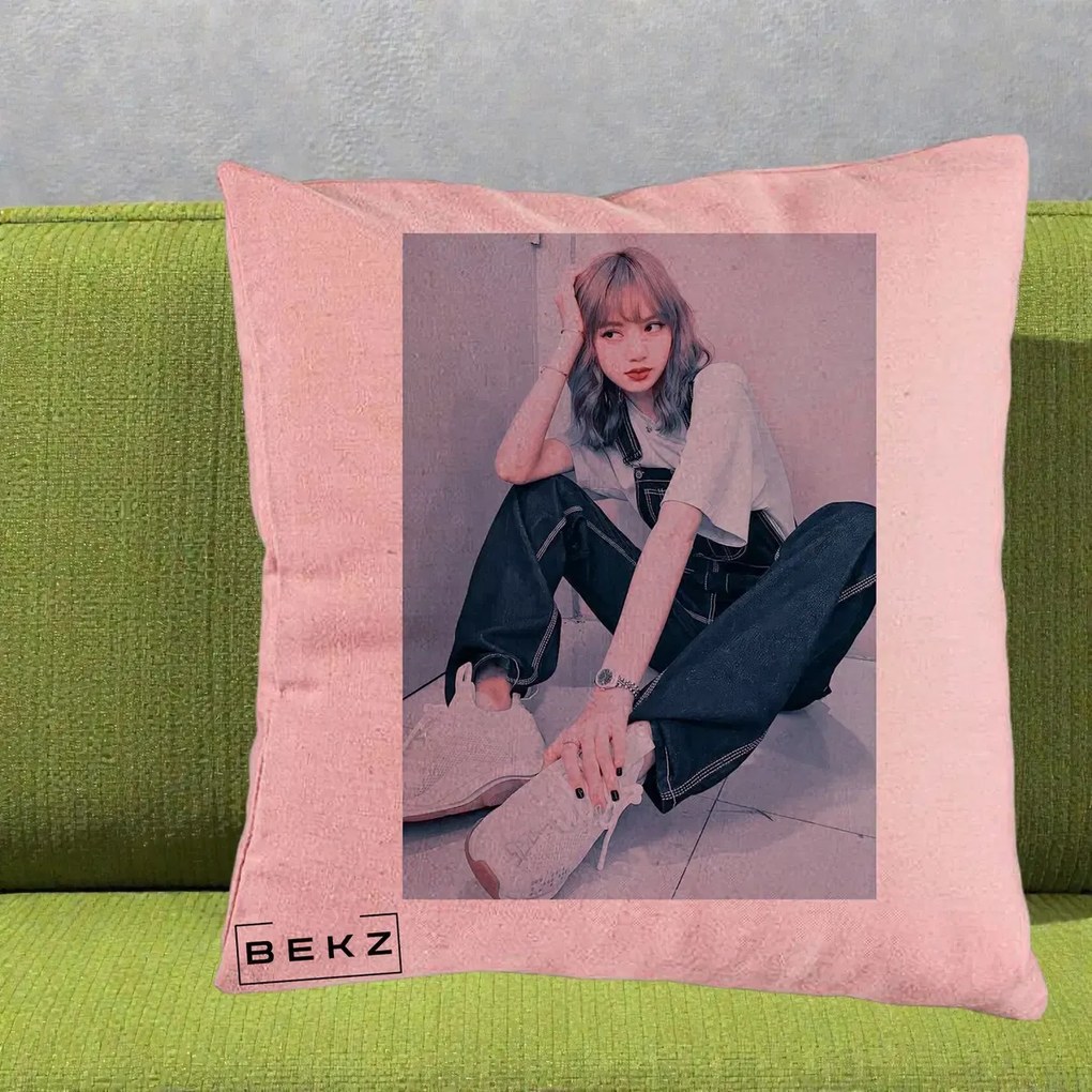Perna Personalizata K-pop BLACKPINK Lisa, 40x40 cm, Roz, Husa Detasabila, Perna Inclusa, BEKZ®