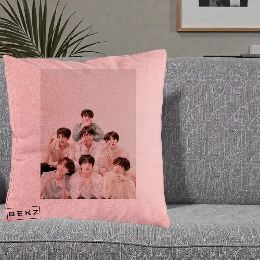 Perna Personalizata K-pop BTS Foto Grup Pastel, 40x40 cm, Roz, Husa Detasabila, Perna Inclusa, BEKZ®