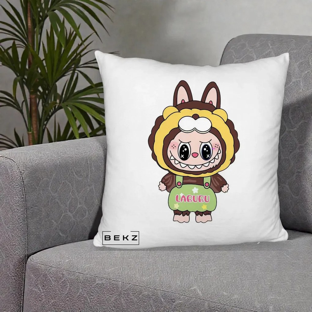 Perna Personalizata Labubu Leu Galben cu Salopeta, 40x40 cm, Alb Pufos, Husa Detasabila, Perna Inclusa, BEKZ®