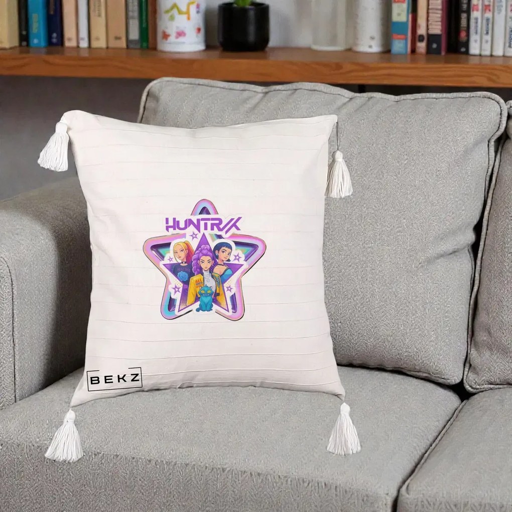 Perna Personalizata K-pop HUNTRX Trio Stea cu Pisica, 40x40 cm, Bej cu Franjuri, Husa Detasabila, Perna Inclusa, BEKZ®