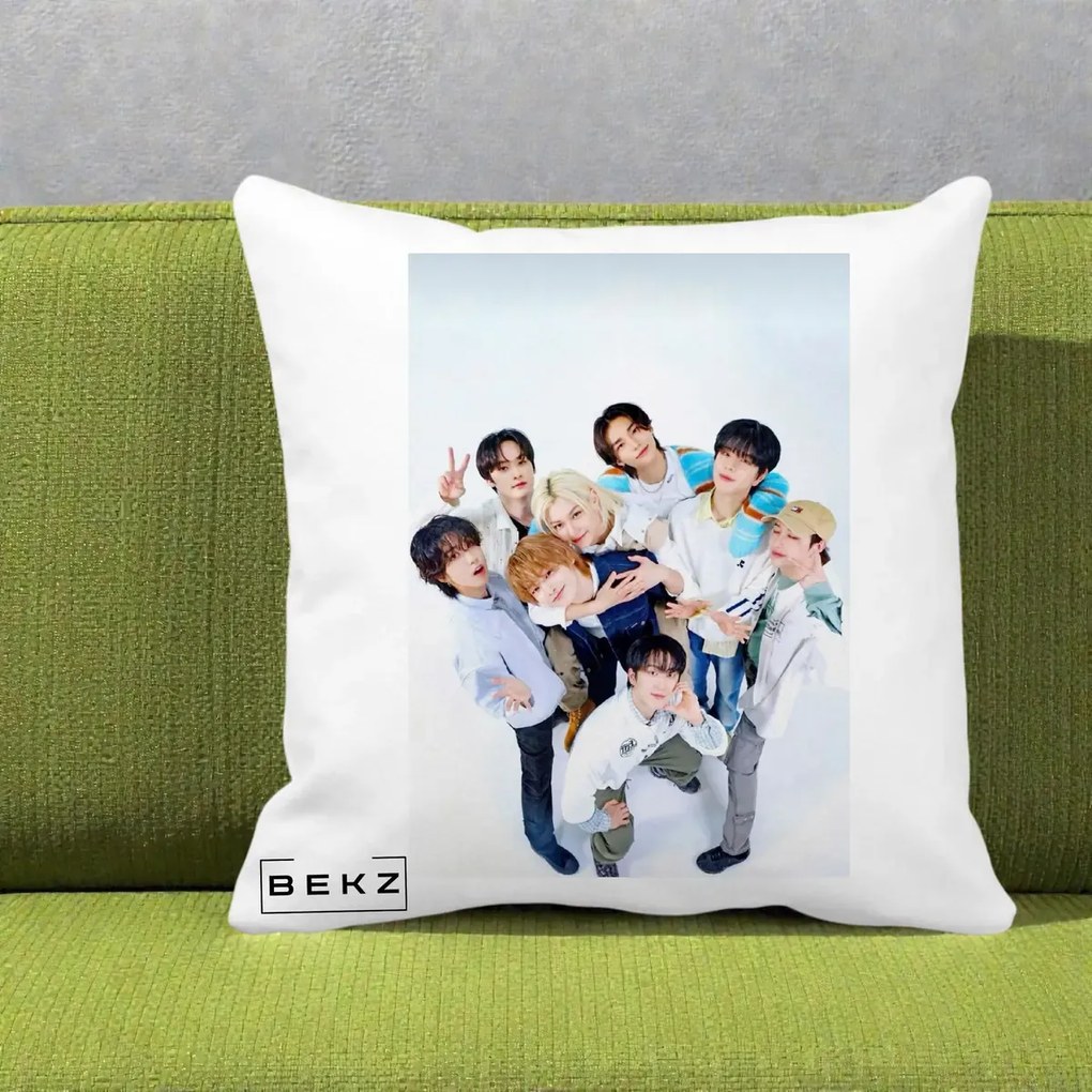 Perna Personalizata K-pop Stray Kids Foto Grup Bleu, 40x40 cm, Alba Mata, Husa Detasabila, Perna Inclusa, BEKZ®