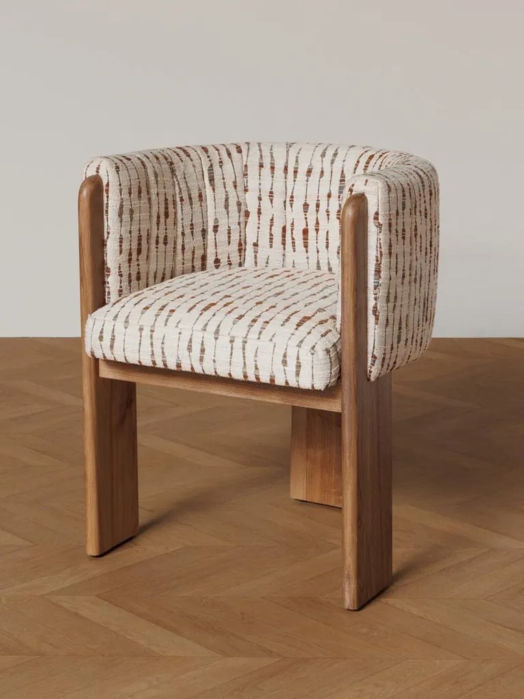 Scaun dining cu brațe tapițat tip fotoliu din lemn de salcâm și textil, bej, cu spătar rotunjit și trei picioare late, 77 x 63 x 60 cm, „Amphitryon”