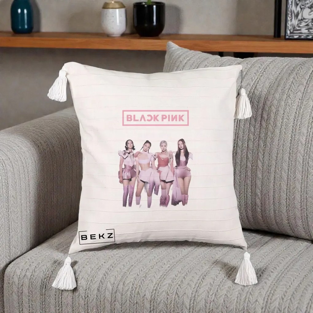 Perna Personalizata K-pop BLACKPINK Fotografie Grup Tinute Roz, 40x40 cm, Bej cu Franjuri, Husa Detasabila, Perna Inclusa, BEKZ®