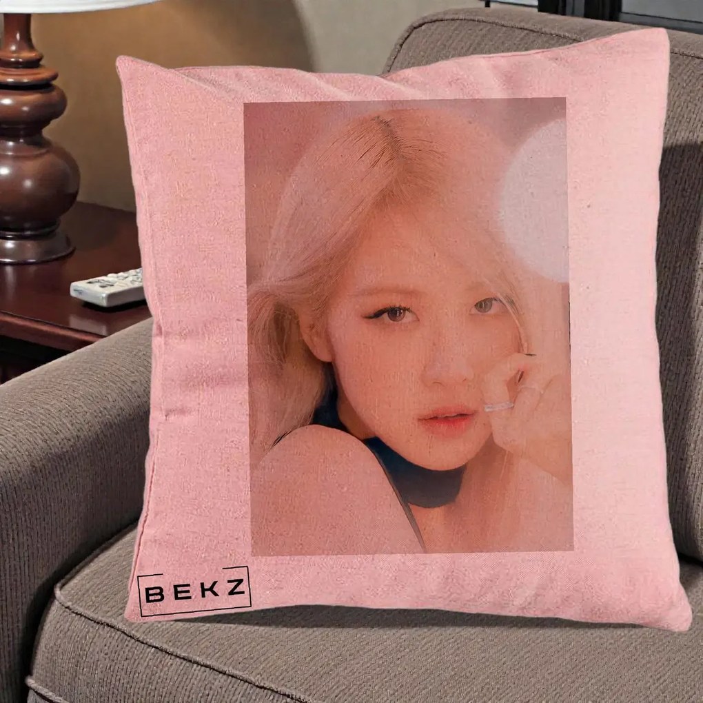 Perna Personalizata K-pop BLACKPINK Rose Blond cu Inel Roz Pastel, 40x40 cm, Roz, Husa Detasabila, Perna Inclusa, BEKZ®