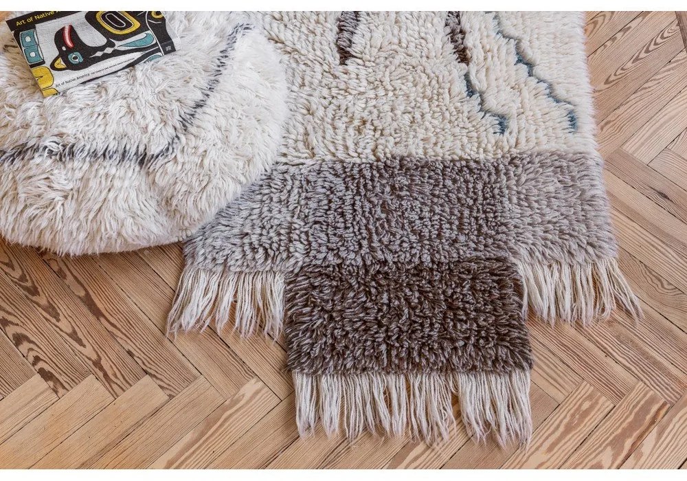 Taburet alb cu tapițerie din lână Berber Soul – Lorena Canals