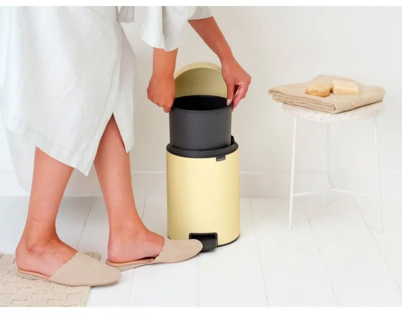 Cos cu pedala Brabantia NewIcon 1008840, 5 L, Inchidere lina, Baza antiderapanta, Galben