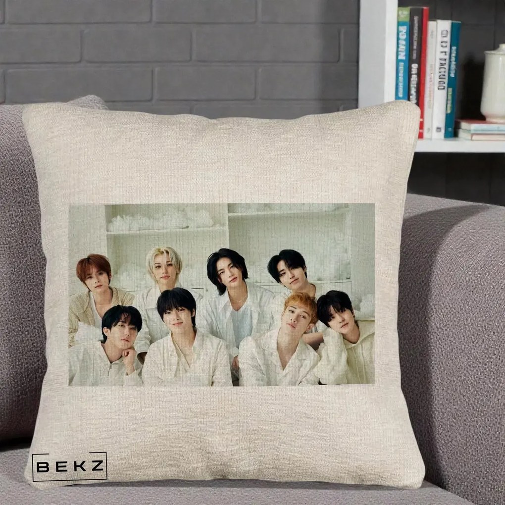 Perna Personalizata K-pop Stray Kids Foto Grup All-White Landscape, 40x40 cm, Bej Canapea, Husa Detasabila, Perna Inclusa, BEKZ®