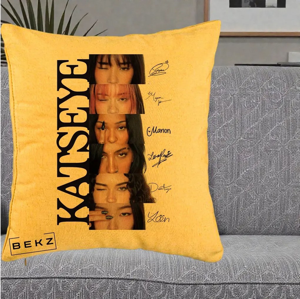 Perna Personalizata K-pop KATSEYE Semnaturi Membre Foto, 40x40 cm, Galben, Husa Detasabila, Perna Inclusa, BEKZ®