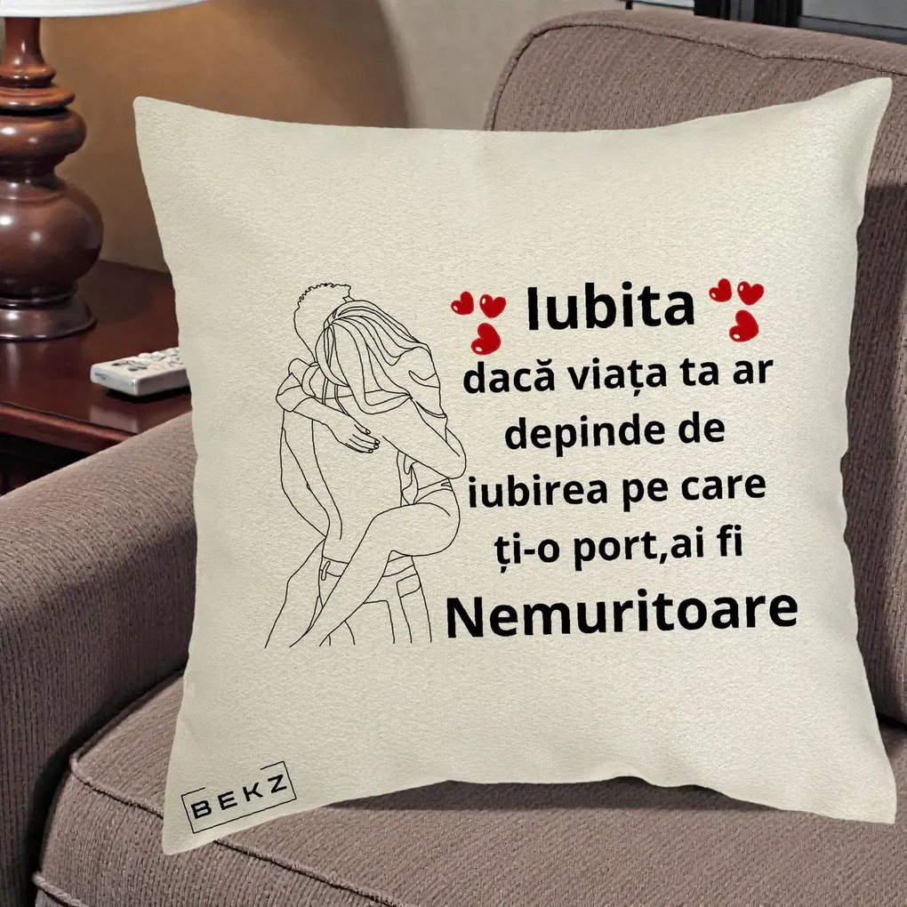 Cadou pentru Iubita - Perna Personalizata Iubita Nemuritoare cu Cuplu Line-Art si Inimi Rosii, 40x40 cm, Ecru, Husa Detasabila, Perna Inclusa, BEKZ®