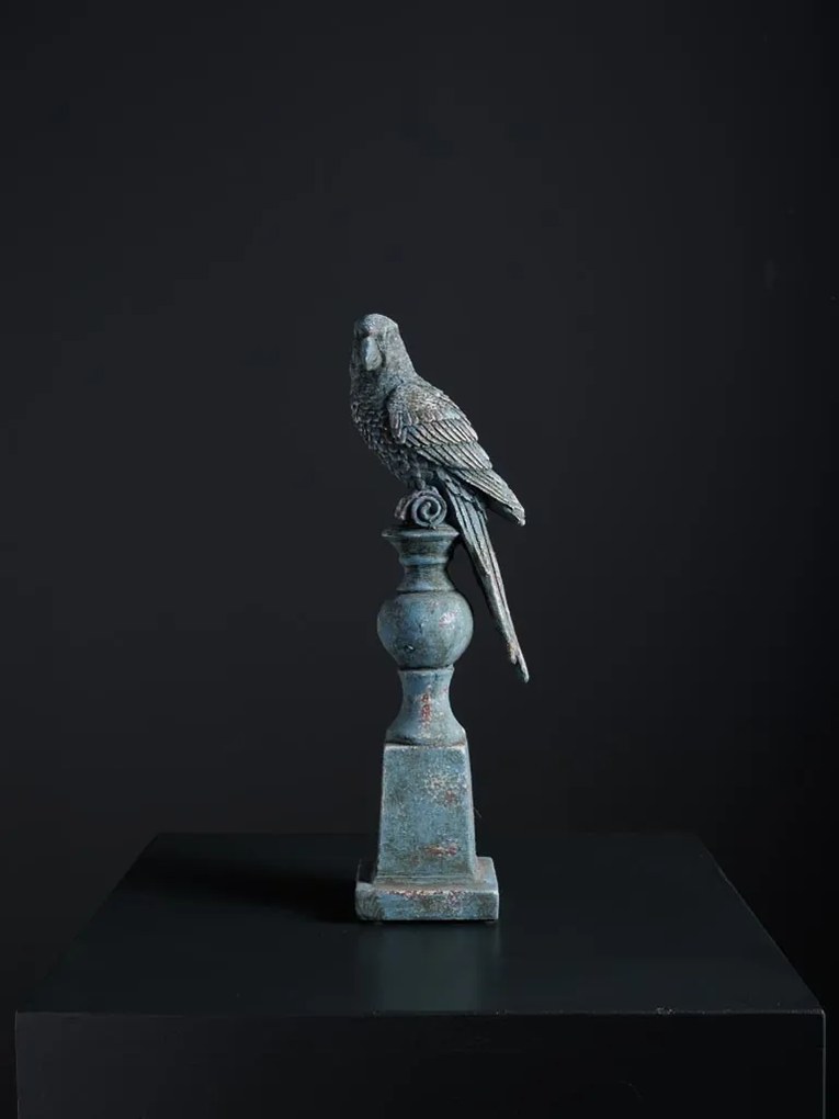 Statuie decorativa papagal pe suport din rășină, finisaj albastru antichizat, H37 cm