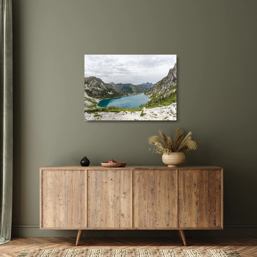 Tablou pe sticlă cu lac în munți (70x50 cm)
