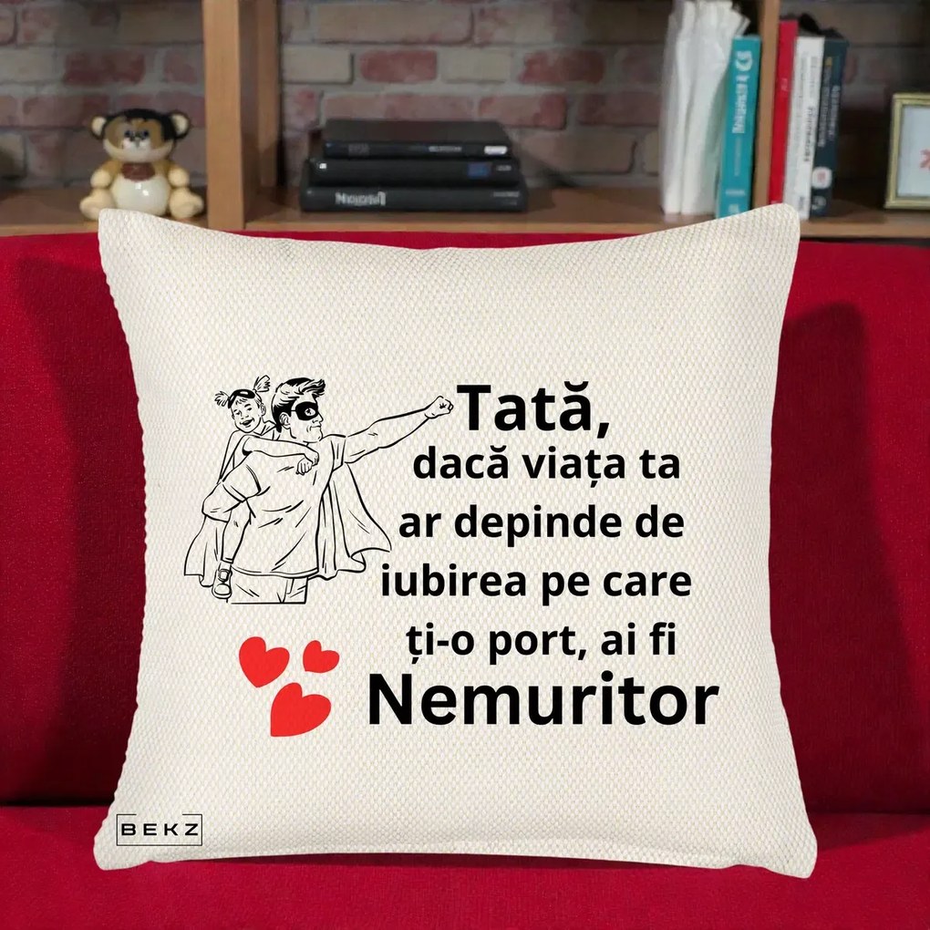 Cadou pentru Tata - Perna Personalizata Tata Nemuritor Supererou cu Masca, 40x40 cm, Crem Reliefat, Husa Detasabila, Perna Inclusa, BEKZ®
