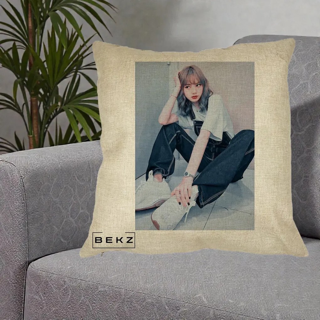 Perna Personalizata K-pop BLACKPINK Lisa, 40x40 cm, Crem, Husa Detasabila, Perna Inclusa, BEKZ®