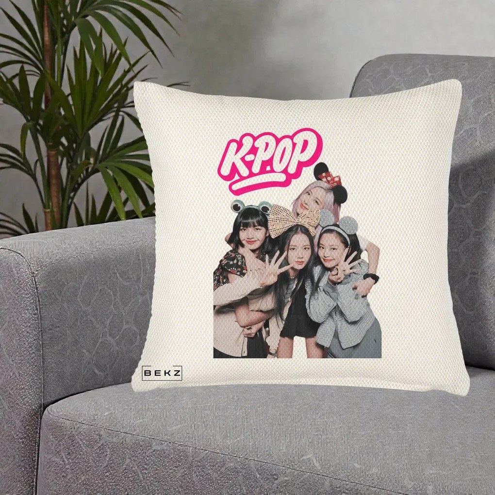 Perna Personalizata BLACKPINK K-Pop Grup Pozitii Amuzante, 40x40 cm, Crem Reliefat, Husa Detasabila, Perna Inclusa, BEKZ®