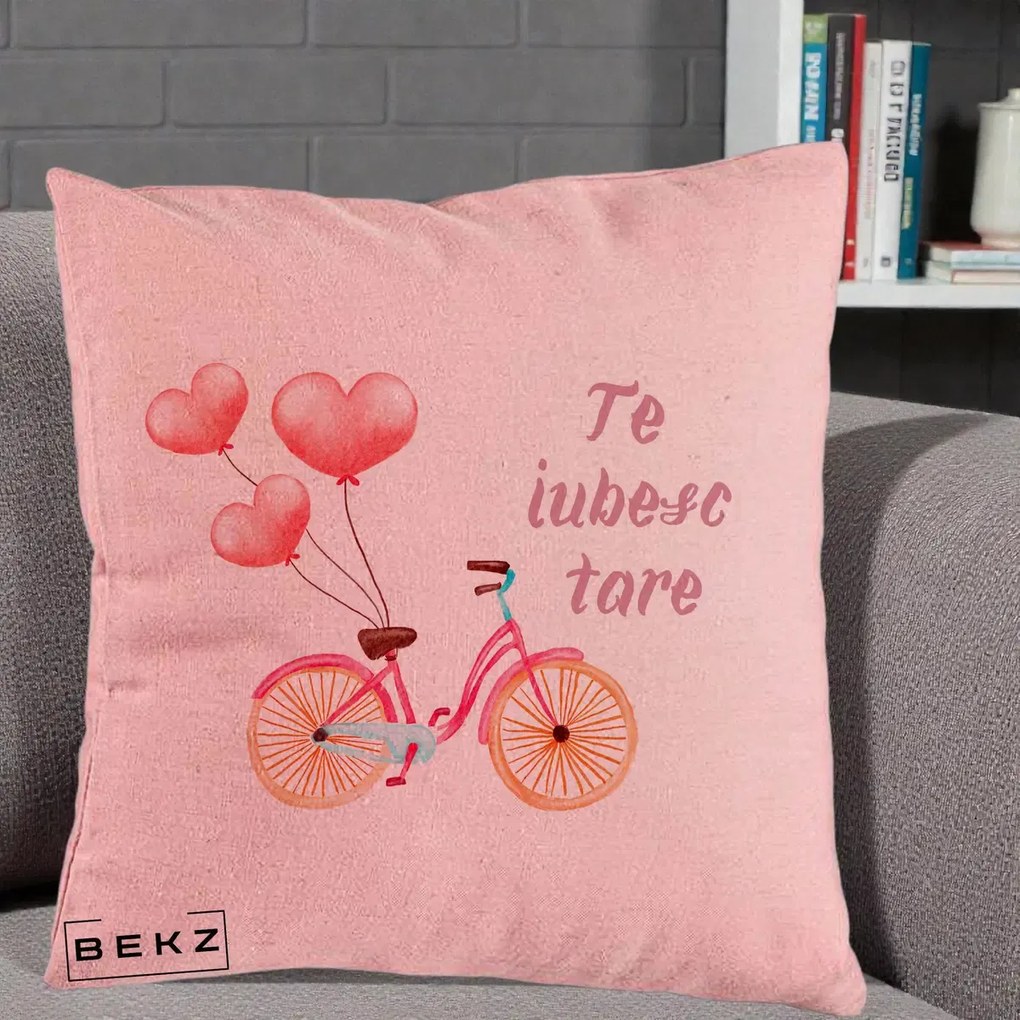Perna Decorativa Te Iubesc Tare cu Bicicleta Roz si Baloane Inima, 40x40 cm, Roz, Husa Detasabila, Perna Inclusa, BEKZ®