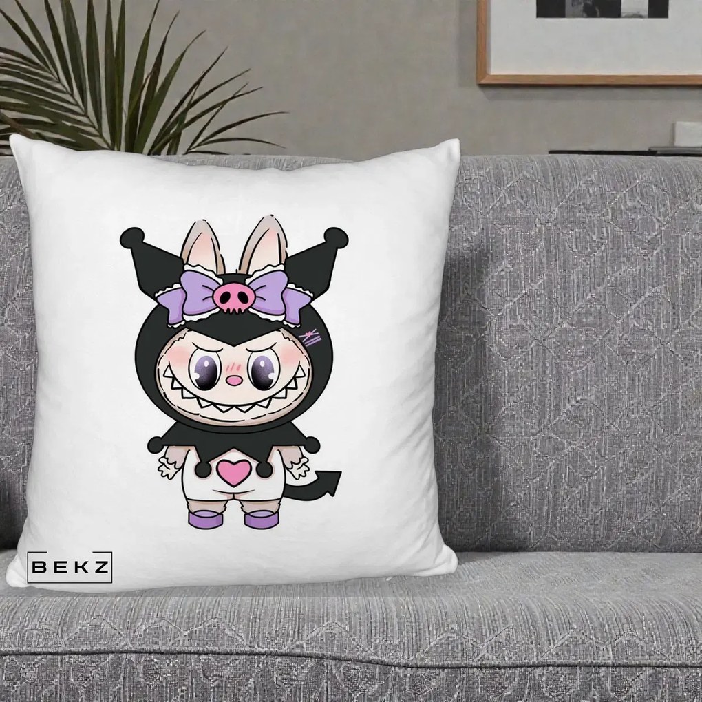Perna Personalizata Labubu x Kuromi, 40x40 cm, Alb Pufos, Husa Detasabila, Perna Inclusa, BEKZ®