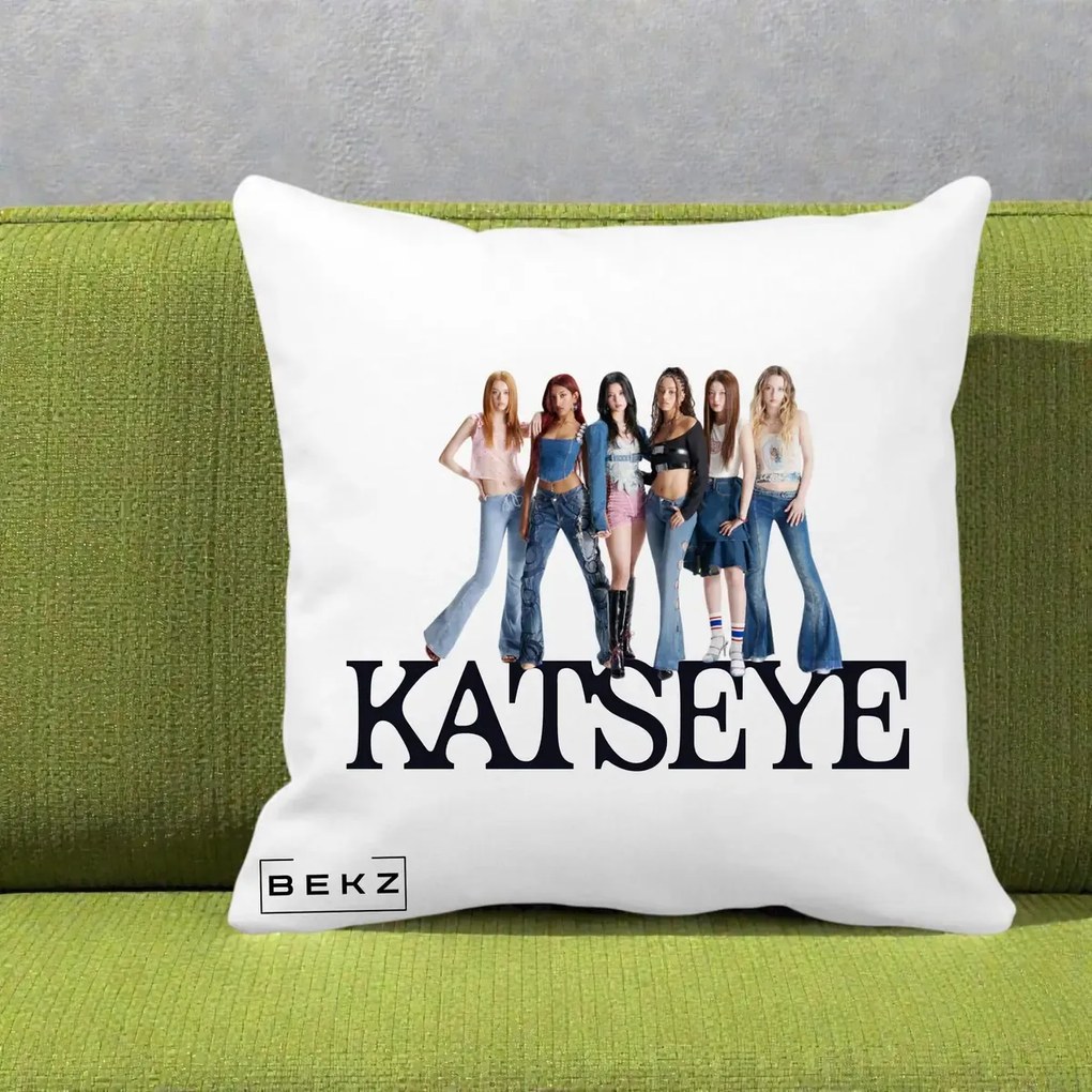 Perna Personalizata K-pop KATSEYE Foto Grup Blugi, 40x40 cm, Alba Mata, Husa Detasabila, Perna Inclusa, BEKZ®
