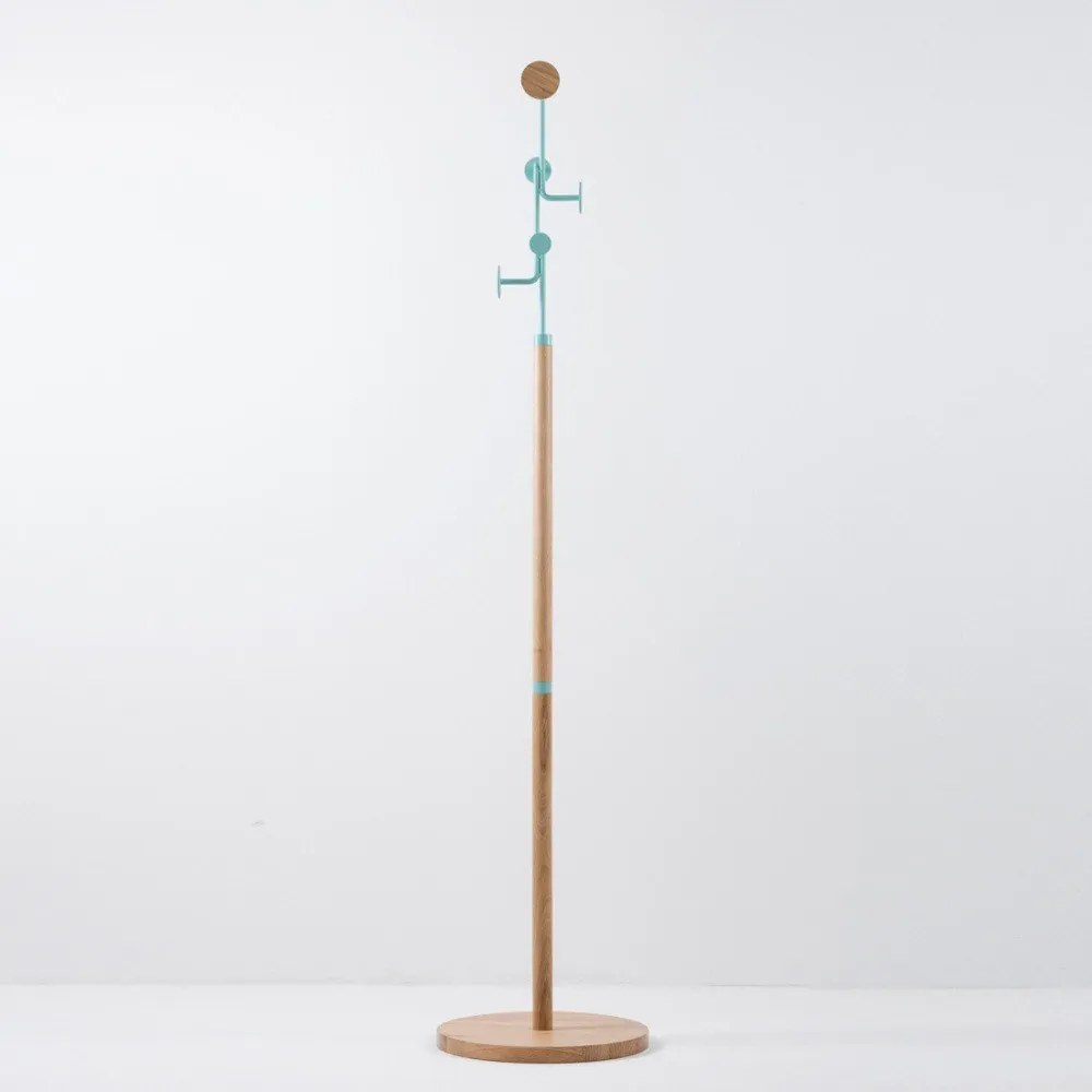 Cuier din lemn masiv de stejar cu detalii albastre Gazzda Hook