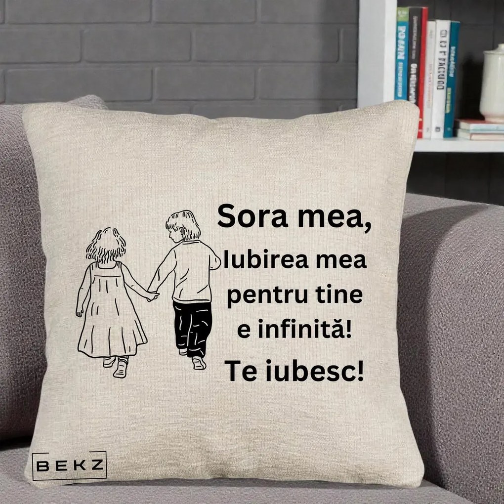 Cadou pentru Sora - Perna Personalizata Sora Mea Te Iubesc Copii Tinand Maini din Spate, 40x40 cm, Bej Canapea, Husa Detasabila, Perna Inclusa, BEKZ®